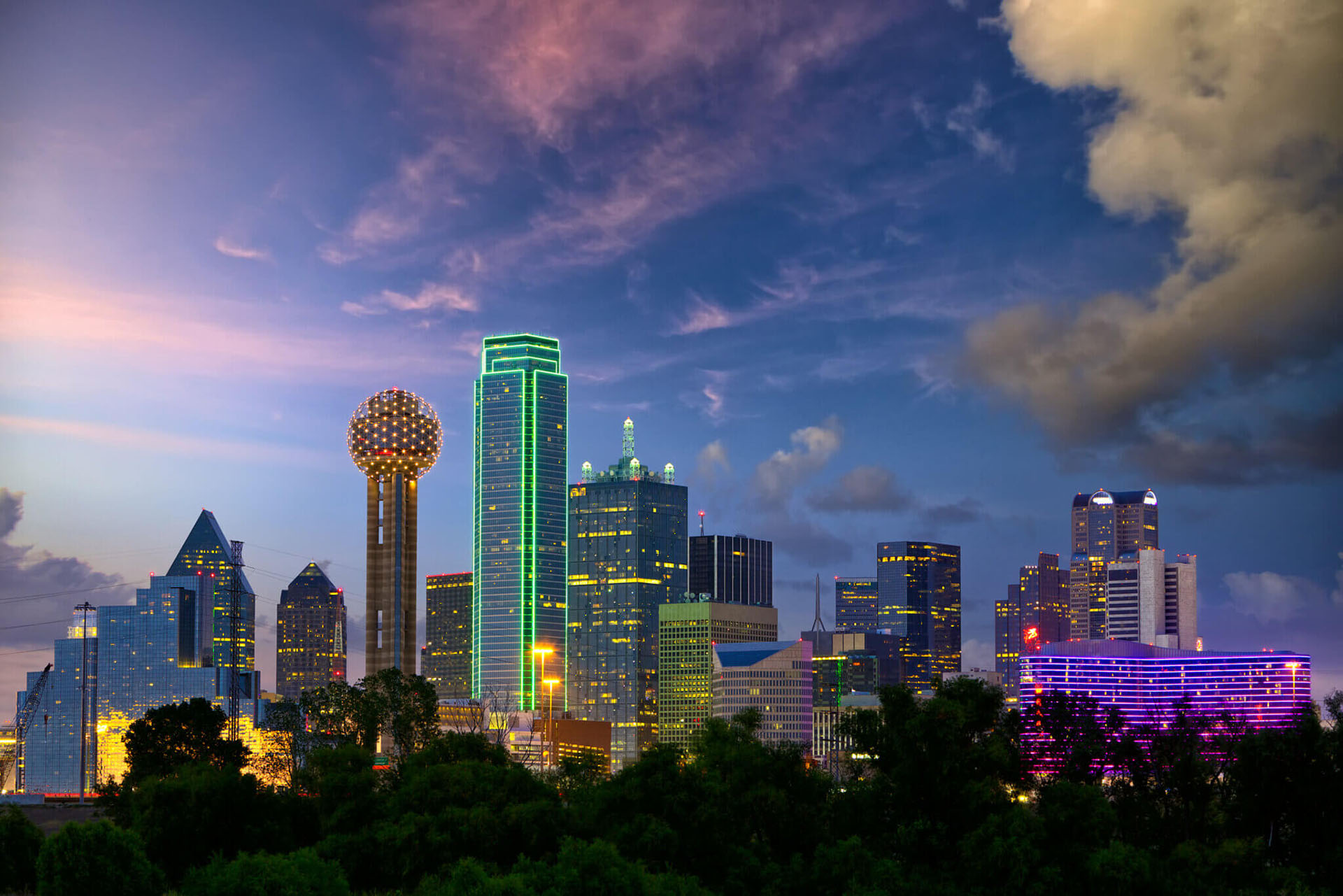 A photo of the Dallas, Texas skyline at dusk.