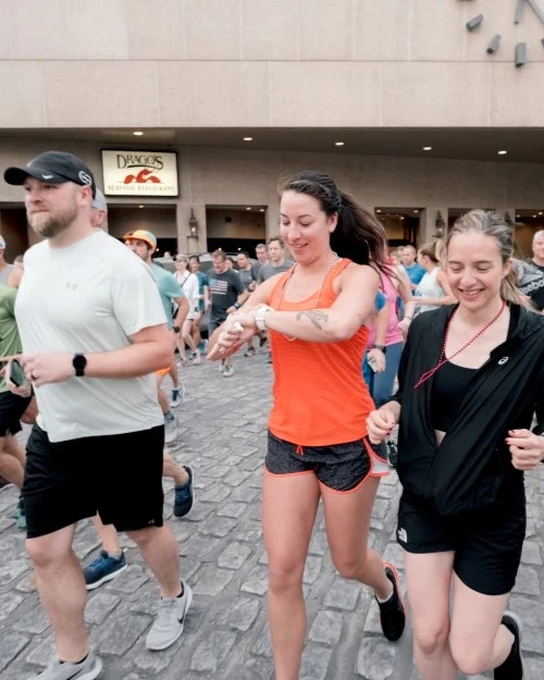 A large group of people heading out for the morning 5k run at CLEANPOWER